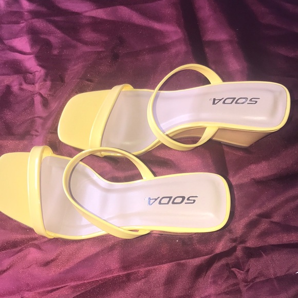 Soda | yellow square toe wedge - Picture 2 of 2